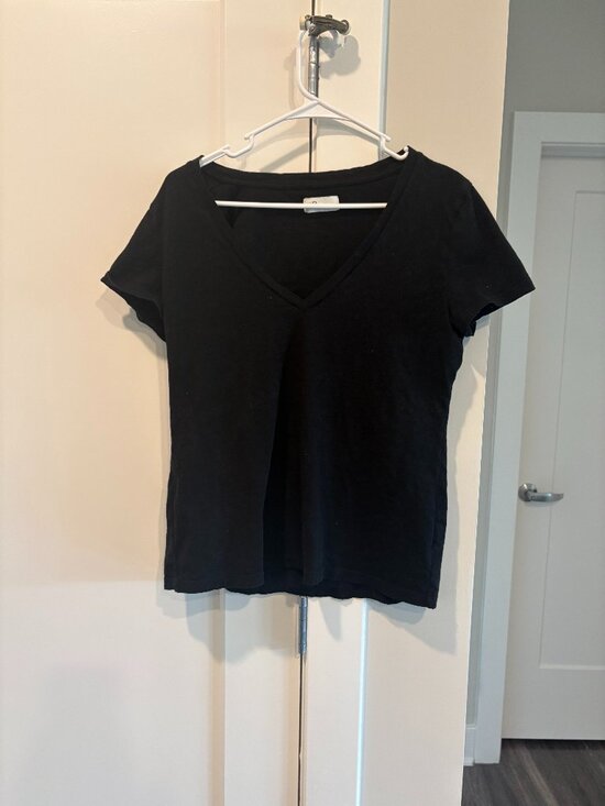 Rowen Tops - Black Rowan V Neck T-shirt size Medium NWOT